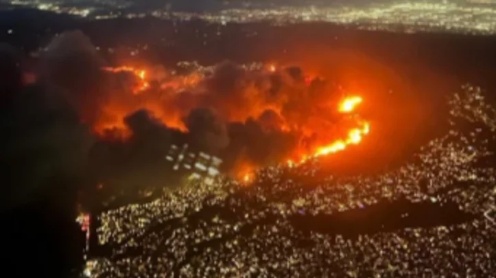 Voraz incendio en California: más de 30 mil evacuados