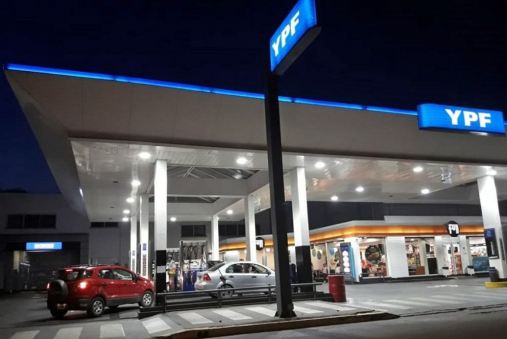YPF confirmó que será más barato cargar nafta a la madrugada en 1600 estaciones de servicio de todo el país