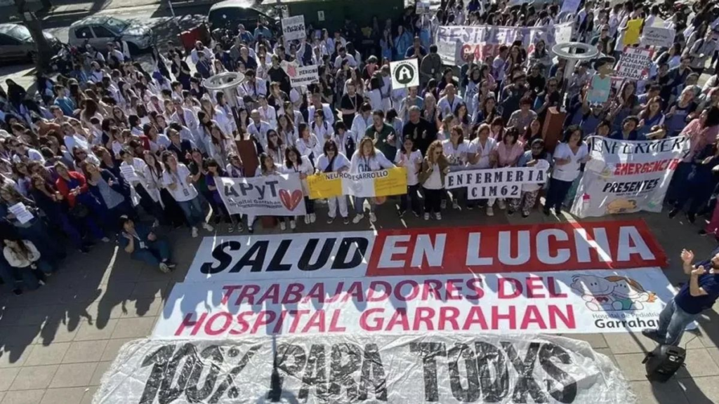 La Asociación de Profesionales y Técnicos del Hospital Garrahan (APyT) marchan hacia Plaza de Mayo