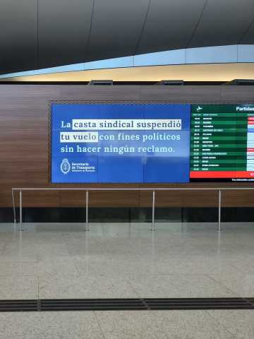 El Gobierno exhibió un cartel en Ezeiza contra la “casta sindical” por la cancelación de vuelos