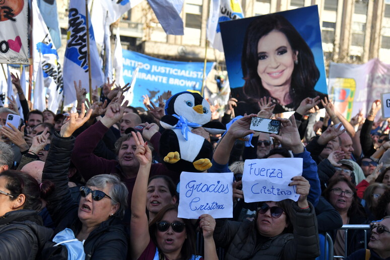 Cristina Kirchner le habló a la militancia desde su departamento: “Vamos a volver, con más unidad y fuerza”