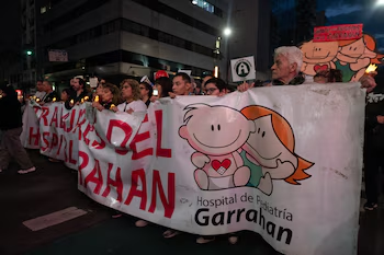 Trabajadores del Garrahan volvieron a reclamar por sus salarios con una marcha de velas al Obelisco