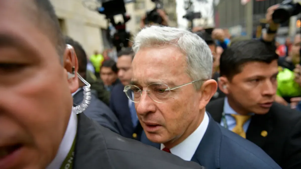 Colombia: Condenaron al expresidente Álvaro Uribe Vélez a 12 años de prisión domiciliaria por fraude y soborno