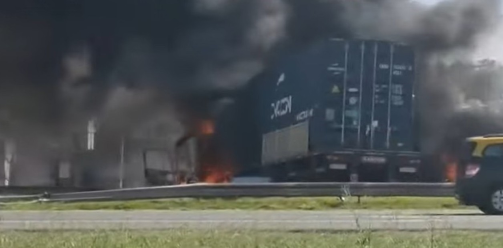 Cinco muertos tras brutal choque e incendio de dos camiones y tres autos en la Panamericana, a la altura de Campana