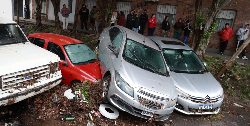 Diluvio en Buenos Aires: Calles anegadas, cortes de luz y autos inundados