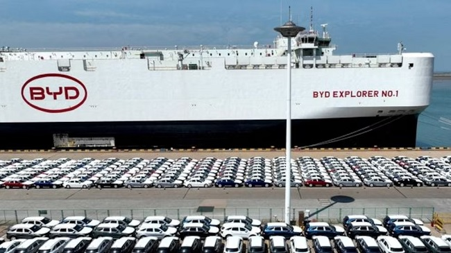 Avanzada de los chinos: llega un barco con más de 5.000 autos y las terminales locales están en alerta