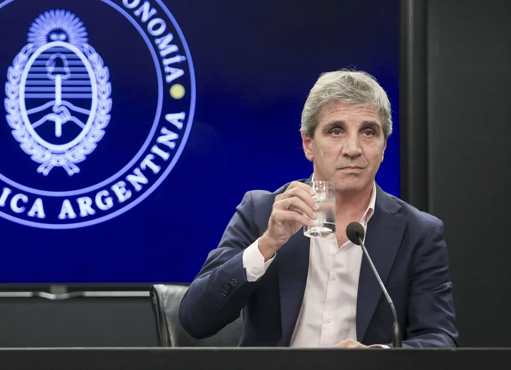 Luis Caputo celebró la eliminación de aranceles a la importación de celulares y afirmó que permitirá mayor oferta