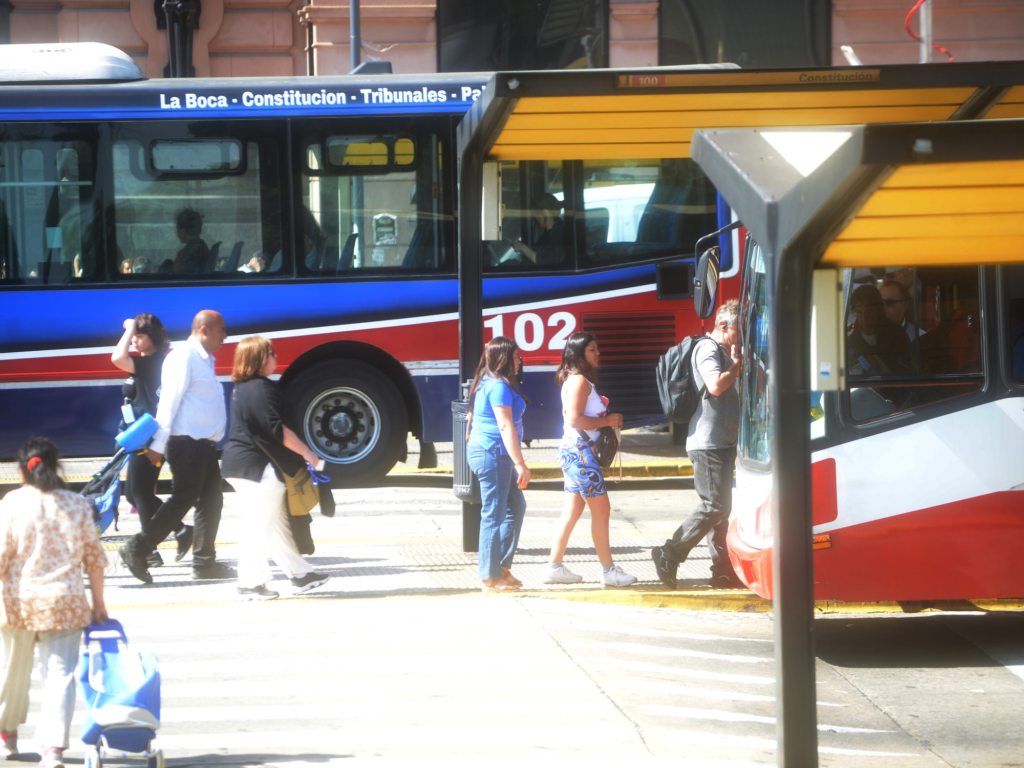 Sospechas de coimas: el Gobierno mandó a auditar a las empresas de colectivos y retiene subsidios tras echar al secretario de Transporte