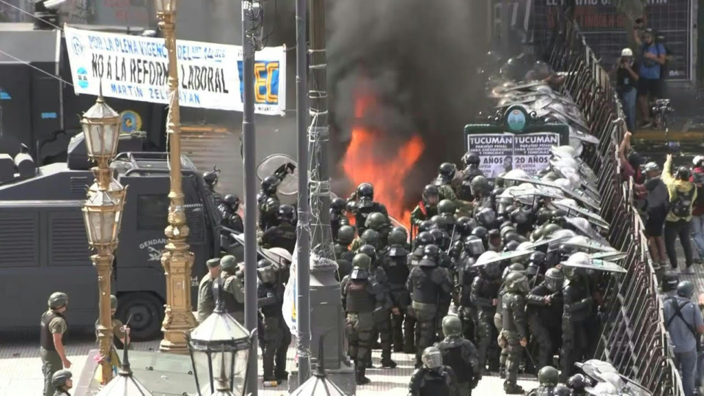 Graves incidentes frente al Congreso por la reforma laboral: manifestantes arrojaron bombas molotov