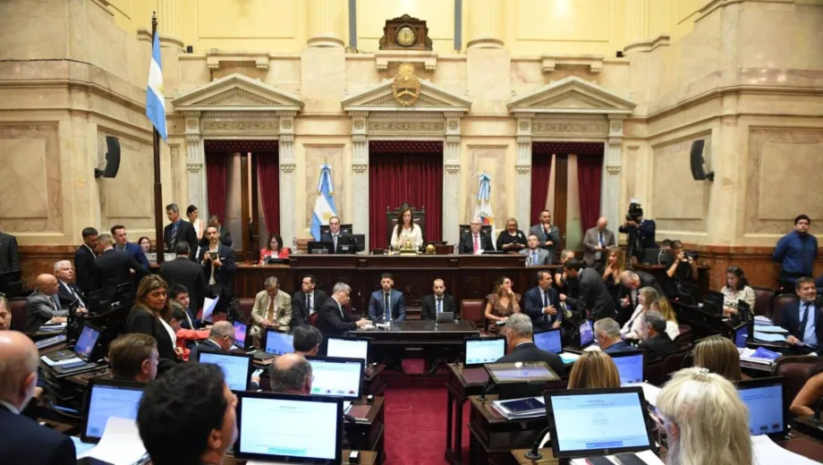 Vacaciones, despidos y banco de horas: los puntos de la reforma laboral que aprobaron los senadores
